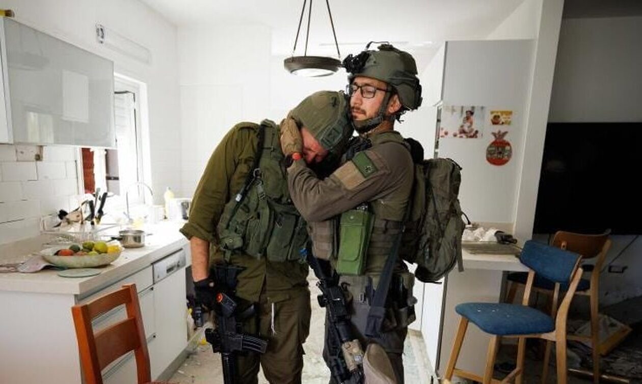 Πόλεμος Ισραήλ: Στρατιώτης «λυγίζει» βλέποντας βομβαρδισμένο το σπίτι μιας οικογένειας
