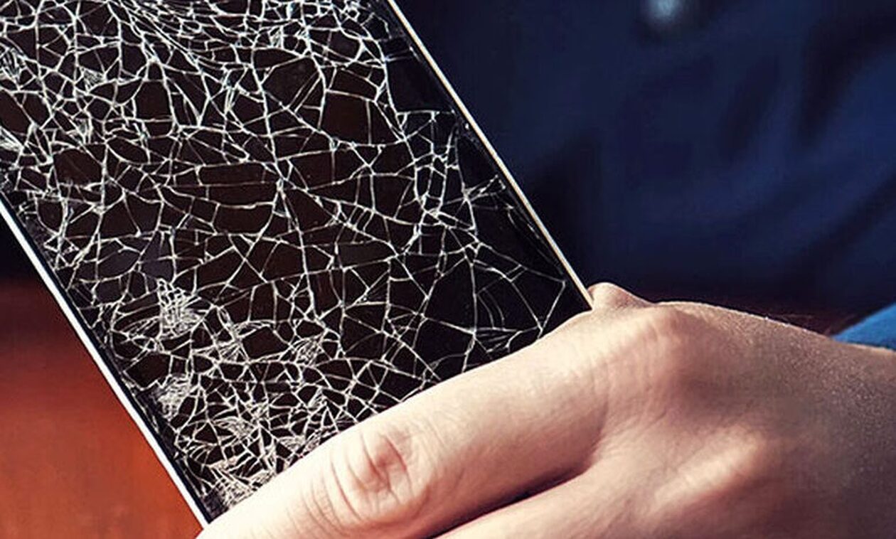 Έρευνα αποκαλύπτει πόσο συχνά μας πέφτει το κινητό από τα χέρια