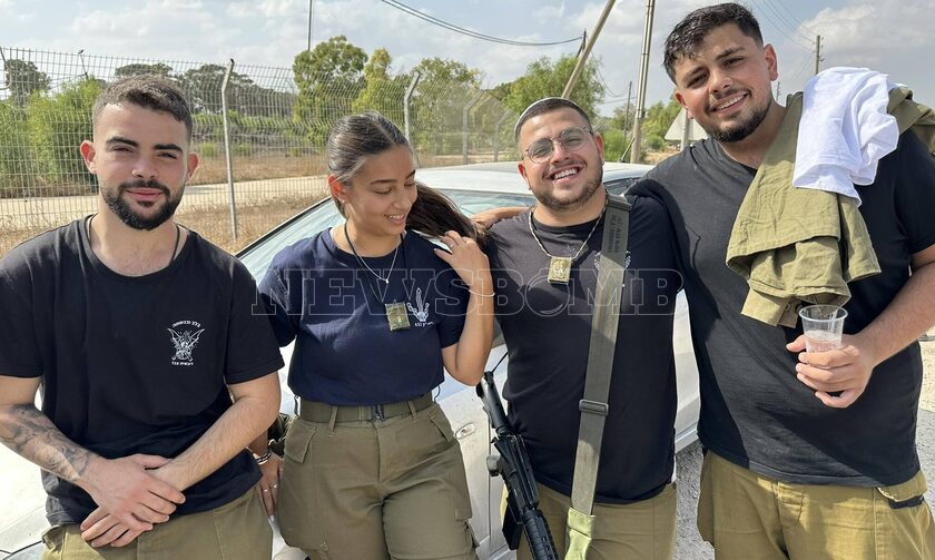 Με χαμόγελα νίκης και τις διδασκαλίες του Μωυσή, οι νεαροί Ισραηλινοί έφεδροι οδεύουν προς το μέτωπο