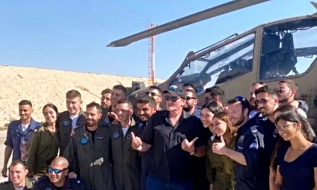 Πόλεμος στο Ισραήλ: Ο Κουέντιν Ταραντίνο επισκέφθηκε αεροπορική βάση και φωτογραφήθηκε με στρατιώτες