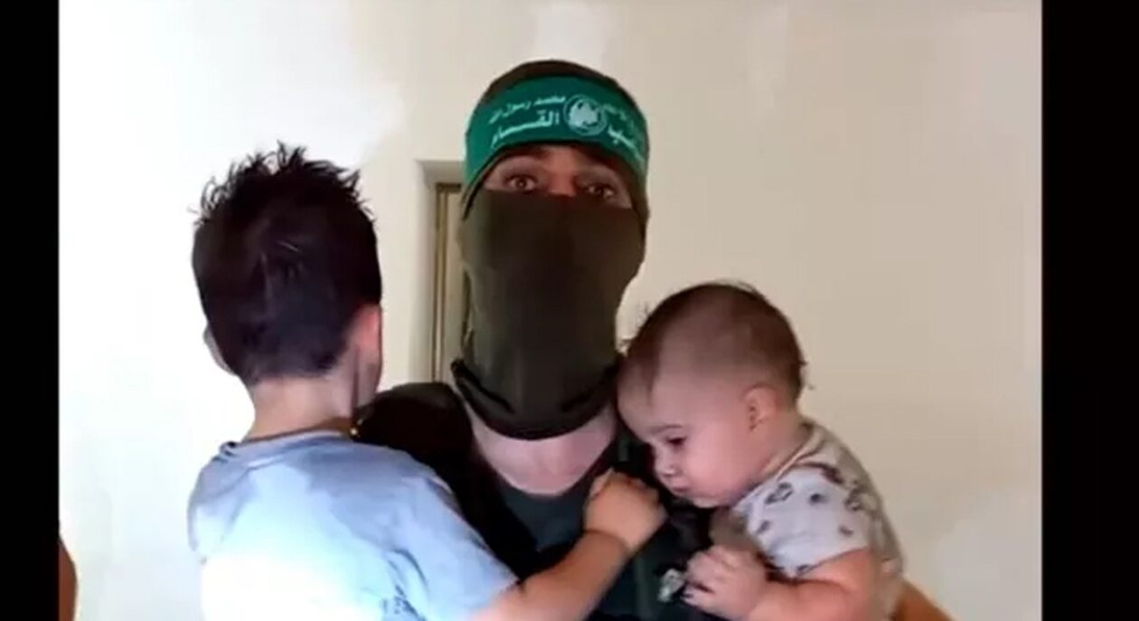 Ανατριχιαστικό βίντεο της Χαμάς: Ένοπλοι «προσέχουν» παιδιά ομήρους Ισραηλινών