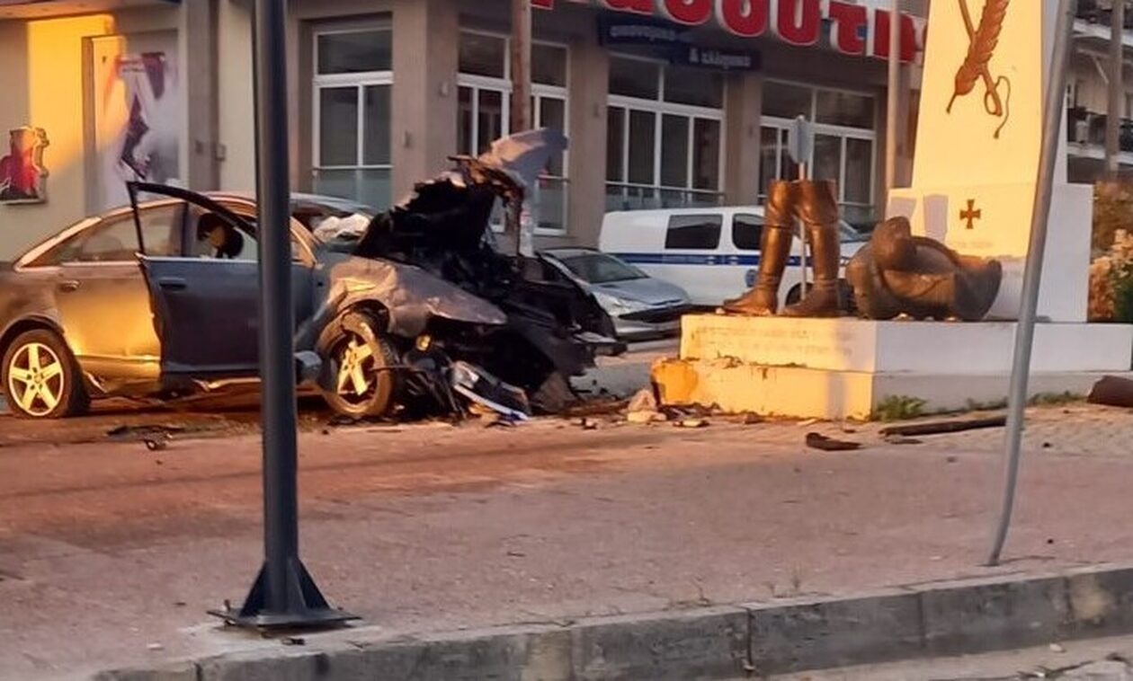 Τραγωδία στη Φλώρινα: Αυτοκίνητο «καρφώθηκε» σε άγαλμα - Νεκροί 80χρονος και 25χρονος