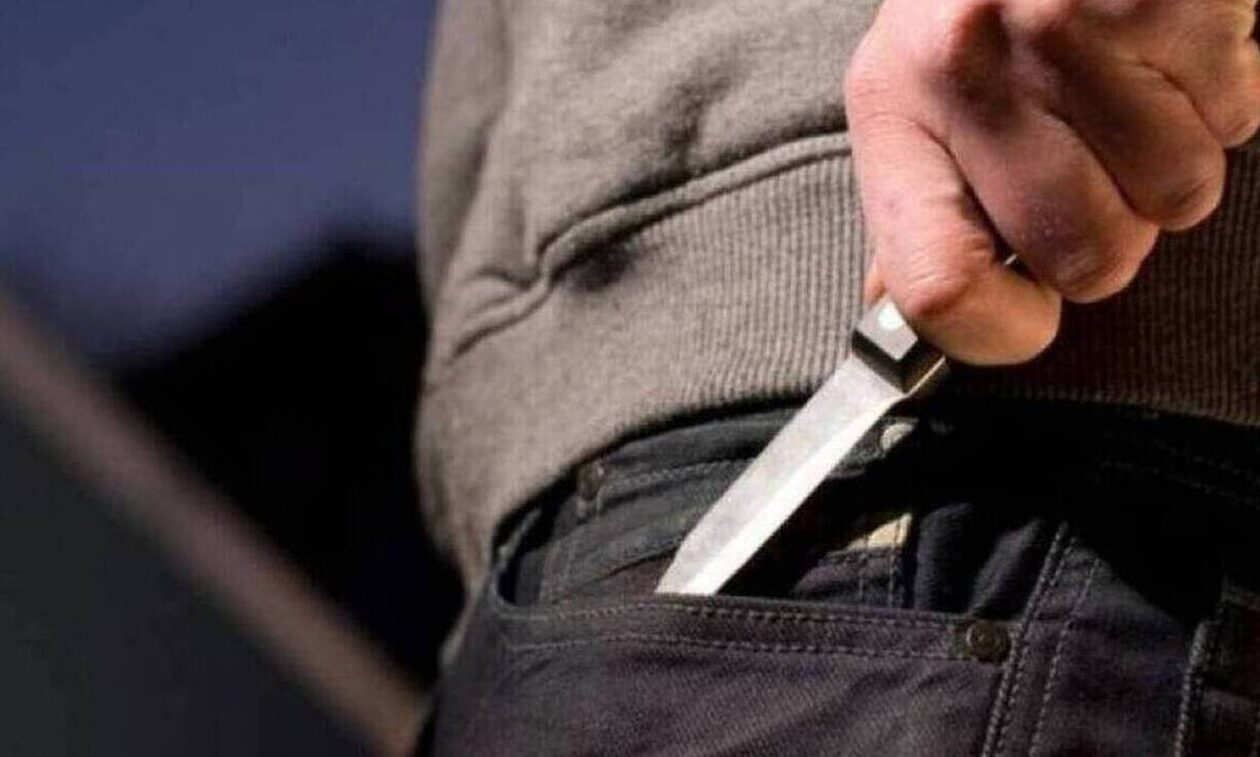 Πειραιάς: Ληστεία σε περίπτερο - Τραυμάτισαν με μαχαίρι τον υπάλληλο