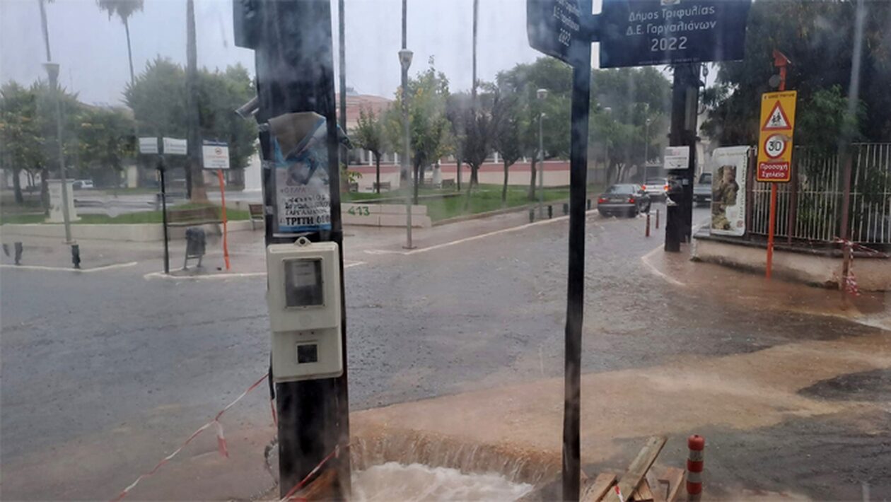 Έντονη βροχόπτωση στους Γαργαλιάνους: Σε χείμμαρους μετατράπηκαν οι δρόμοι