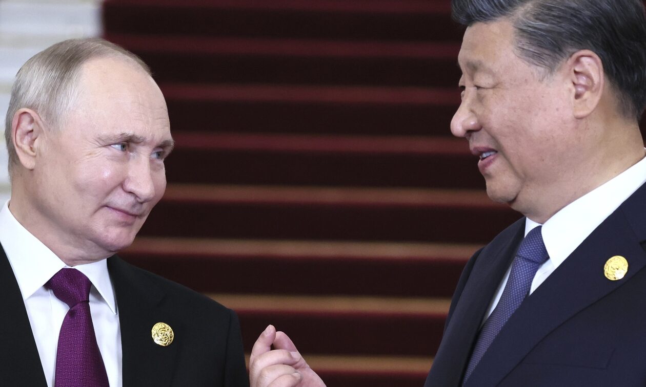 Στο Πεκίνο ο Βλαντιμίρ Πούτιν - Τον υποδέχθηκε ο Σι Τζινπίνγκ και είχαν «σύντομη συνομιλία»