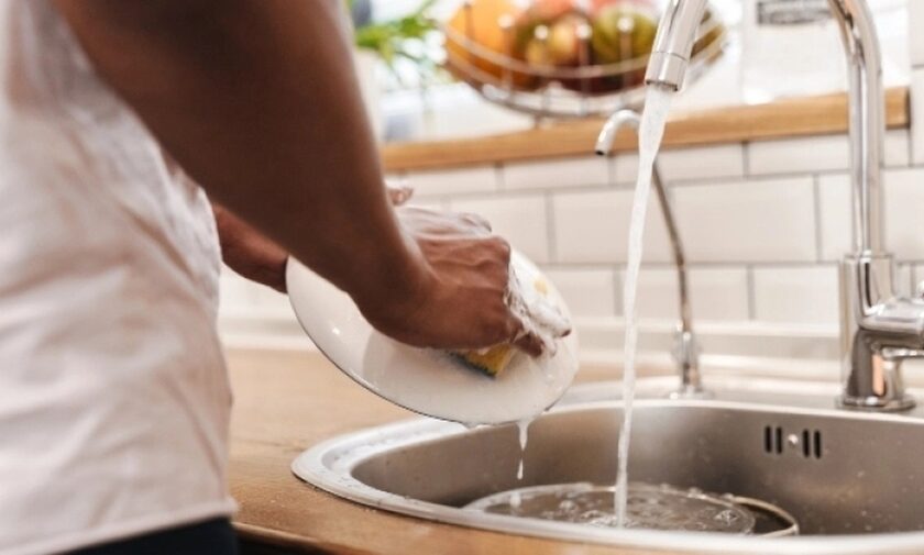 Το κόλπο για να πλένεις πιο γρήγορα τα πιάτα: Παγάκια από σαπούνι
