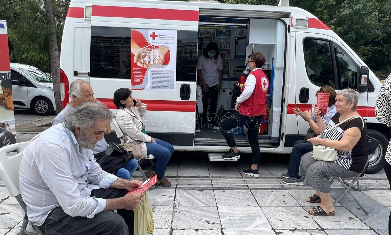 Ελληνικός Ερυθρός Σταυρός: Δράση Ενημέρωσης για την Τρίτη Ηλικία στην πλατεία Συντάγματος