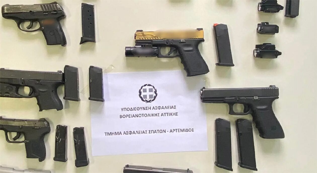 Σύλληψη 22χρονου στα Σπάτα για κατοχή όπλων και πλαστών εγγράφων