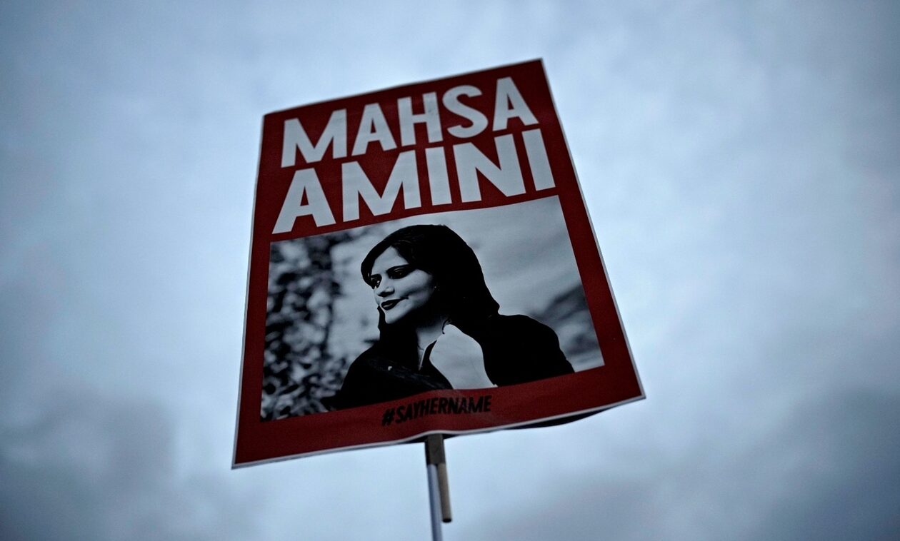 Μαχσά Αμινί: Η γυναίκα – σύμβολο του Ιράν τιμήθηκε μετά θάνατον με το βραβείο Ζαχάροφ