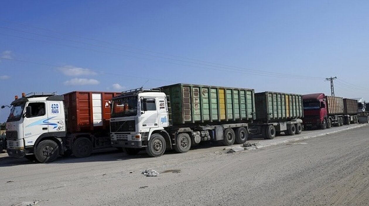 Πέντε φορτηγά του ΠΟΥ με ιατροφαρμακευτικό υλικό περιμένουν να ανοίξει η μεθοριακή διάβαση