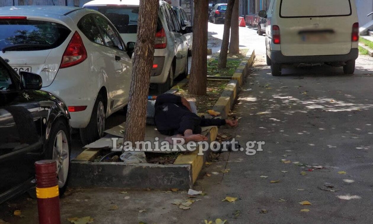 Λαμία: Ηλικιωμένος με σοβαρά προβλήματα υγείας κοιμάται στο πεζοδρόμιο