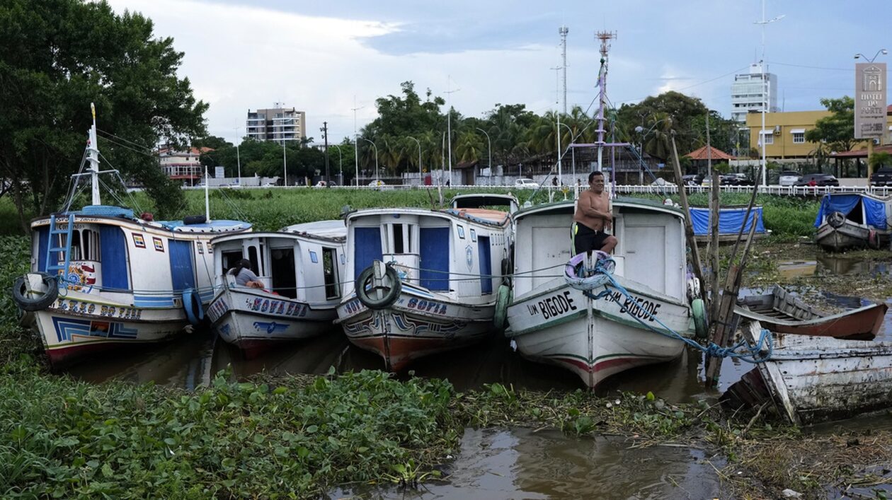 Πρωτοφανής ξηρασία στον Αμαζόνιο: Στα χαμηλότερα επίπεδα η στάθμη του ποταμού στο λιμάνι Μανάους