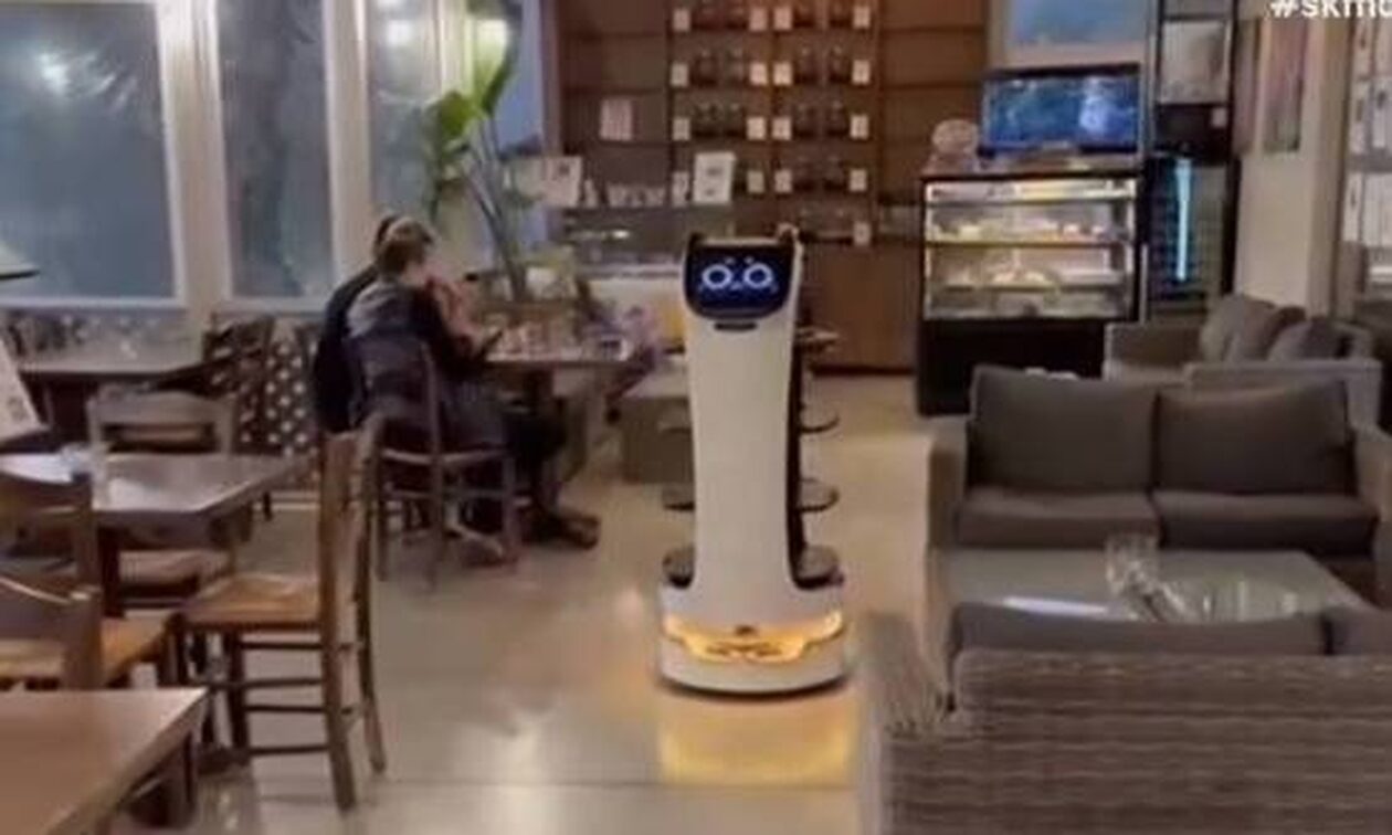 Κρήτη: Η Μπέλα το ρομπότ σερβίρει και κλέβει την παράσταση