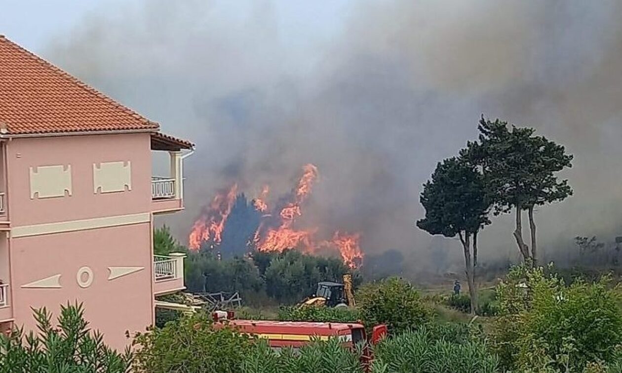 Κέρκυρα: Μαίνεται το πύρινο μέτωπο - Στις αυλές των σπιτιών οι φλόγες