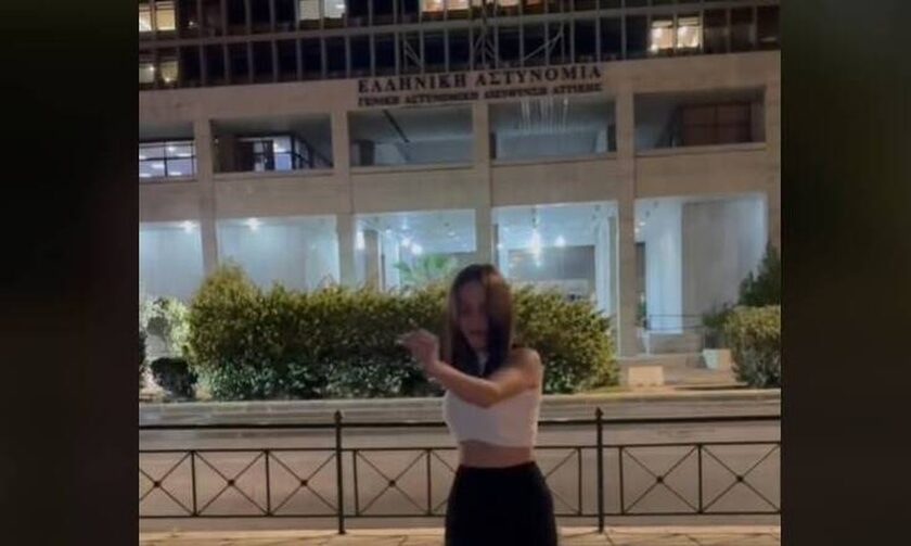 Χόρεψε ζεϊμπέκικο έξω από τη ΓΑΔΑ για την...  «Παγκόσμια Ημέρα» της Ελληνικής Αστυνομίας