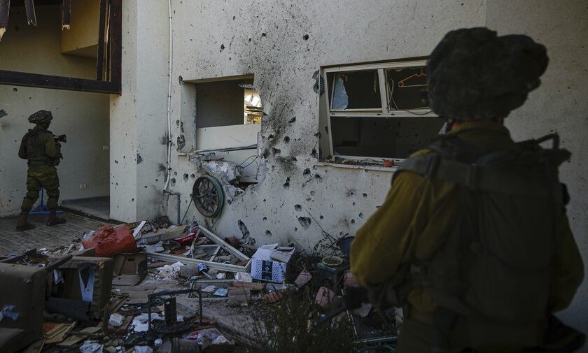 Πόλεμος Ισραήλ: Διασώστης σώζει κοριτσάκι την ώρα βομβαρδισμών - Φώναζε «που είναι η μαμά μου» (vid)