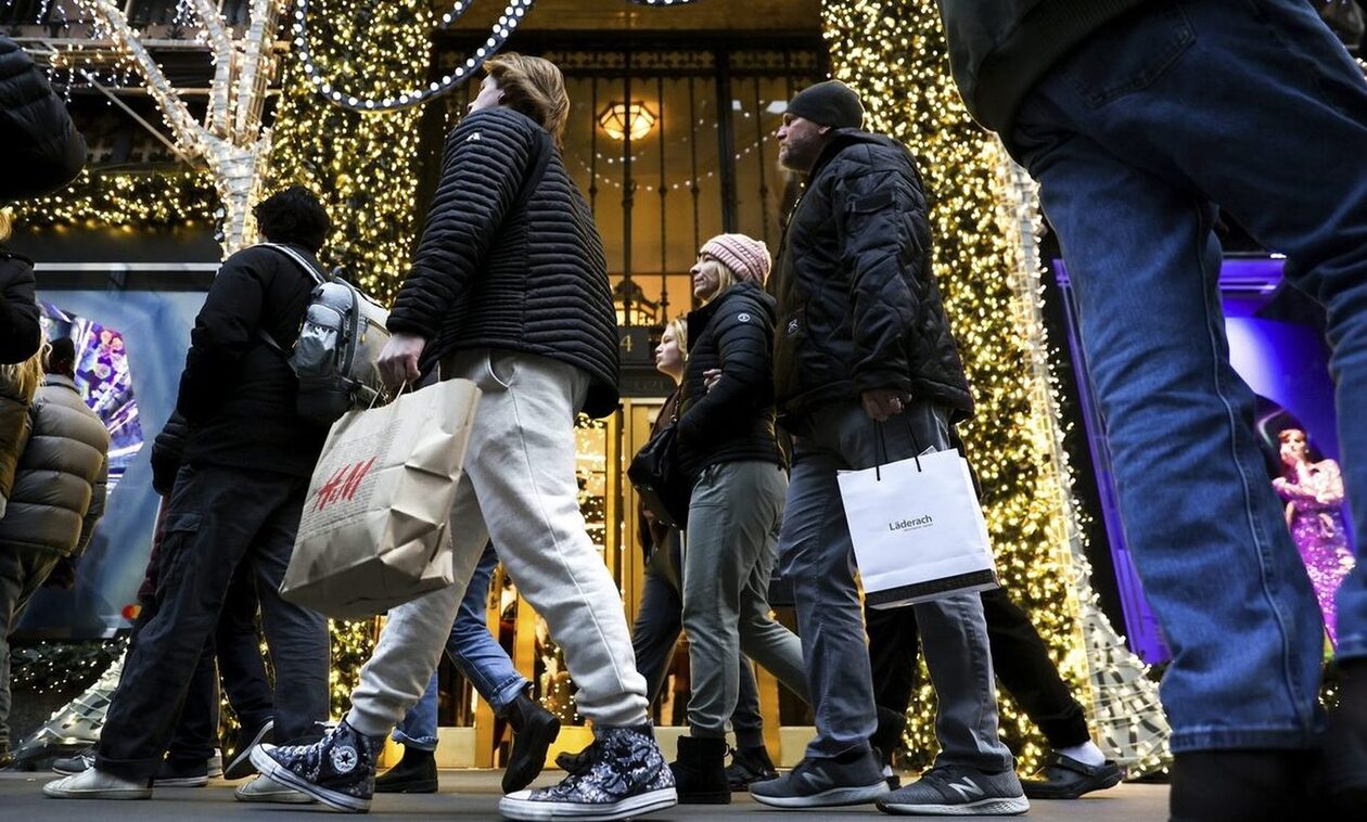 Βρετανία: Ψάχνουν προσφορές και ψαλιδίζουν δώρα ενόψει Χριστουγέννων