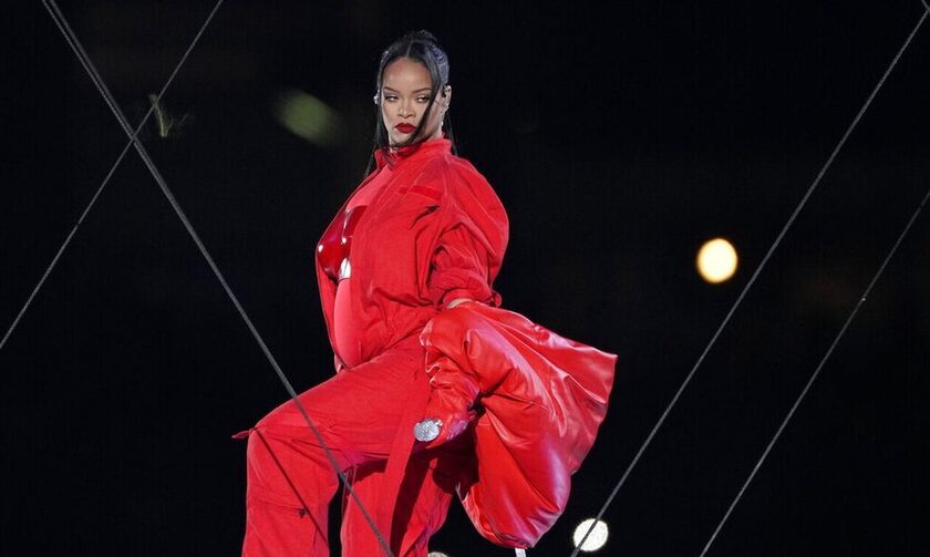 Ριάνα: Έγινε ανάρπαστη η κόκκινη ολόσωμη φόρμα που φόρεσε στο Super Bowl