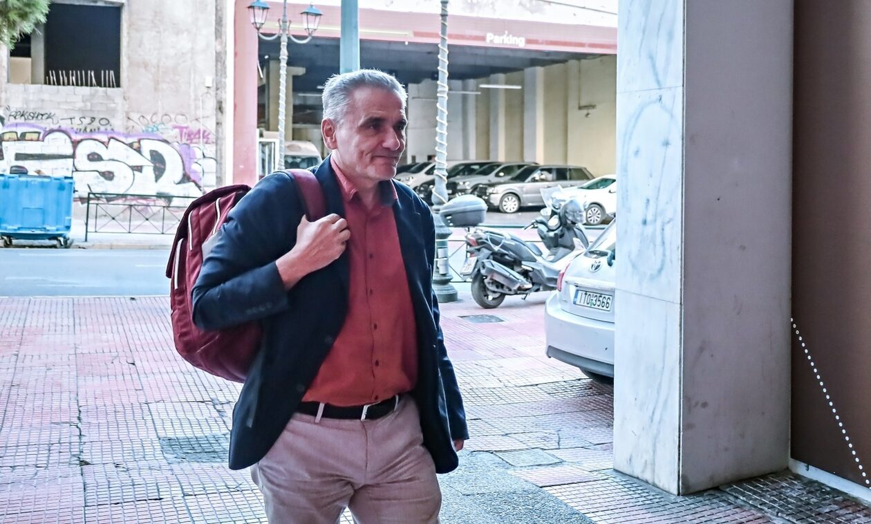 ΣΥΡΙΖΑ: «Φουντώνουν» τα σενάρια για αποχώρηση Τσακαλώτου