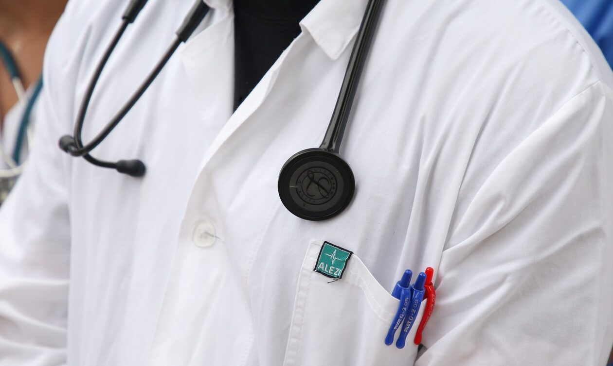 ΟΕΝΓΕ: «Επιστράτευση» αποφοίτων Ιατρικής χωρίς εκπαίδευση για τον προσωπικό γιατρό
