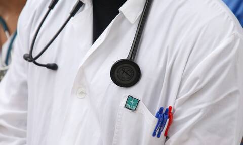 ΟΕΝΓΕ: «Επιστράτευση» αποφοίτων Ιατρικής χωρίς εκπαίδευση για τον προσωπικό γιατρό