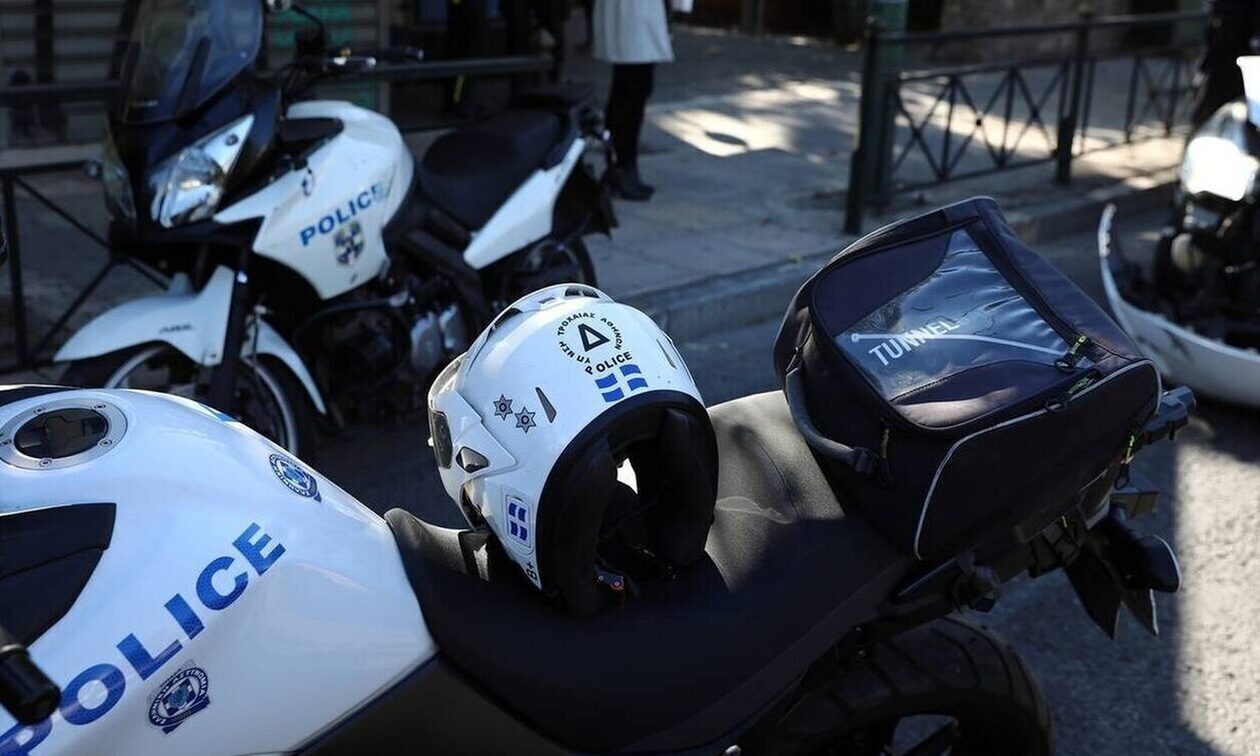 Άγιος Στέφανος: Μοτοσικλέτα της ομάδας ΔΙΑΣ συγκρούστηκε με όχημα - Τραυματίες δύο αστυνομικοί