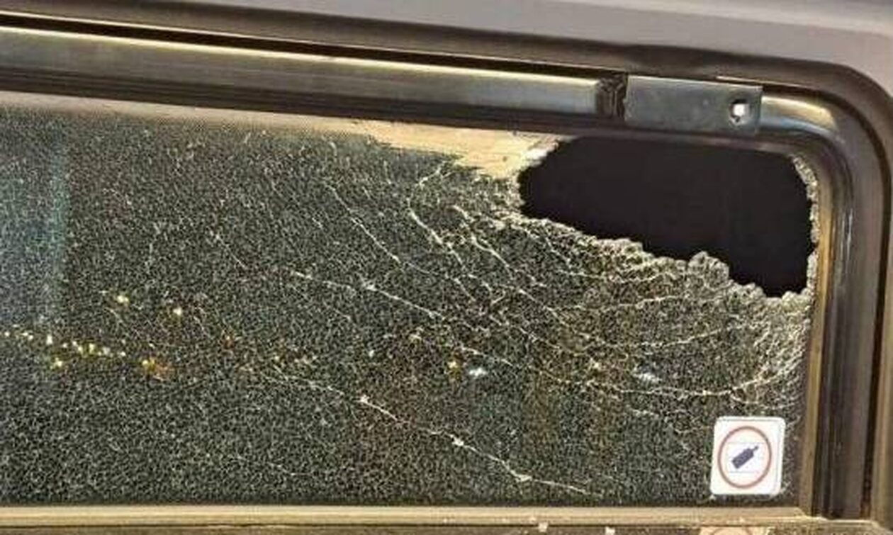 Ασπρόπυργος: Επιθέσεις με πέτρες σε συρμούς του Προαστιακού- Έσπασαν παράθυρο - Ένας τραυματίας