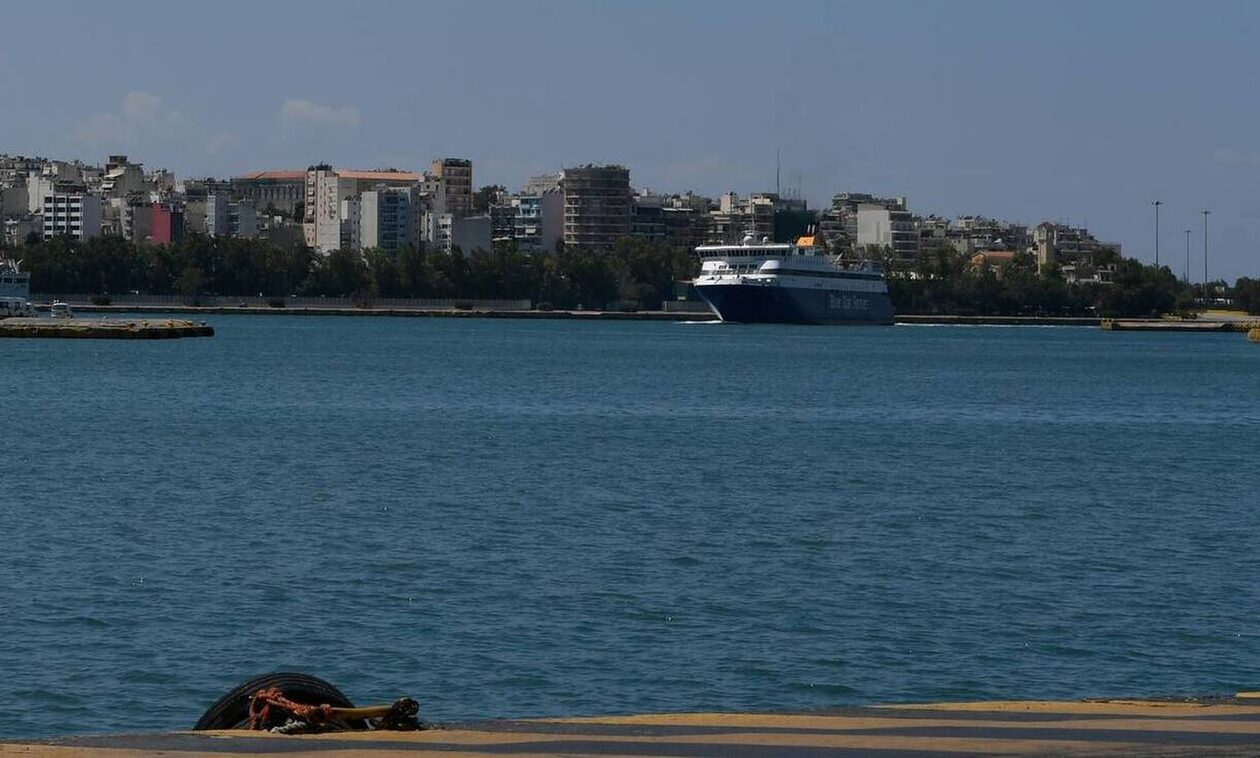Πλοίο με 164 επιβάτες επέστρεψε στο λιμάνι του Πειραιά - Έχασε τη μία του άγκυρα