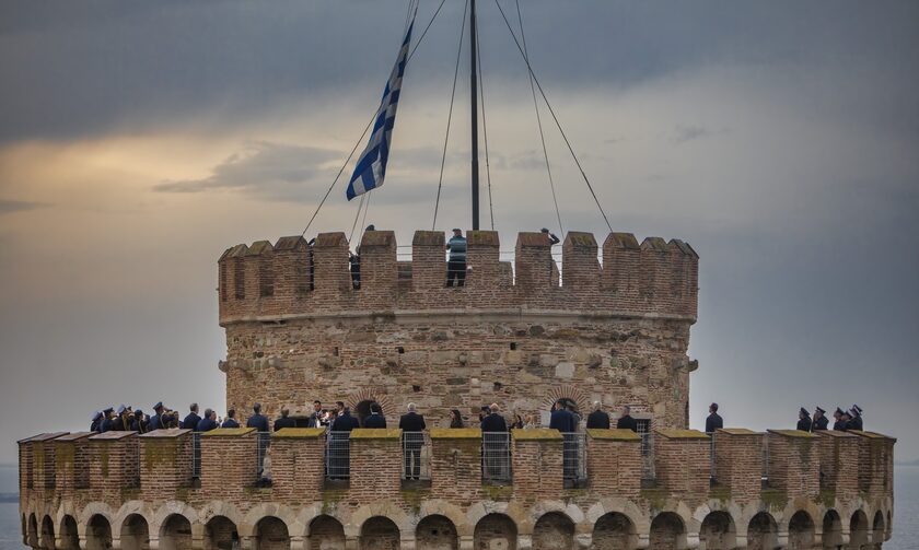 Η Θεσσαλονίκη γιορτάζει τον Άγιο Δημήτριο – Η έπαρση της σημαίας στον Λευκό Πύργο