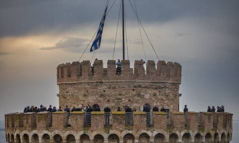 Η Θεσσαλονίκη γιορτάζει τον Άγιο Δημήτριο – Η έπαρση της σημαίας στον Λευκό Πύργο