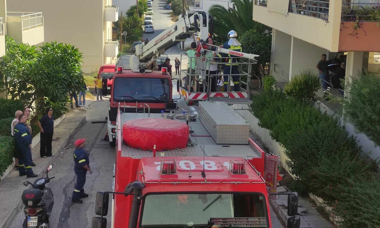 Φωτιά σε οικία στο Ηράκλειο: Απεγκλωβίστηκε με σκάλα Πυροσβεστικής μια μητέρα με το παιδί της