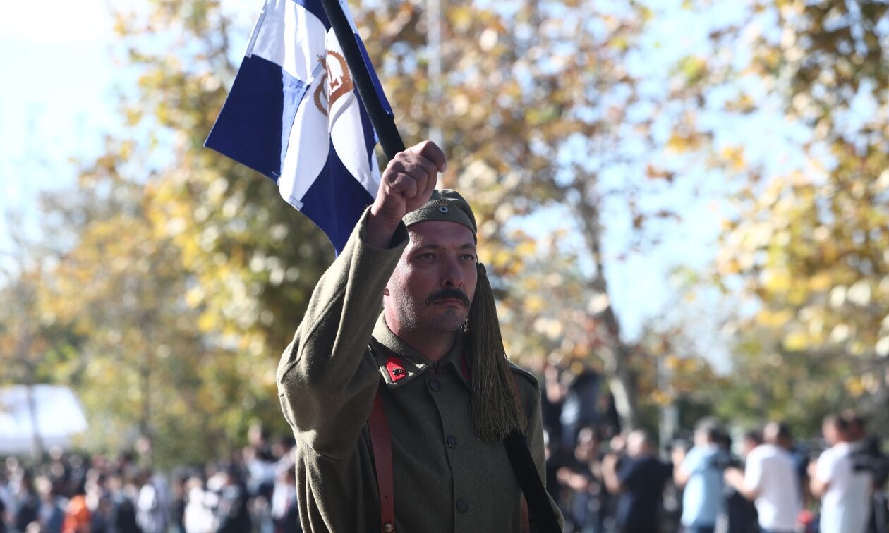 28η Οκτωβρίου: «Πλημμύρισε» με κόσμο το κέντρο της Θεσσαλονίκης για την στρατιωτική παρέλαση