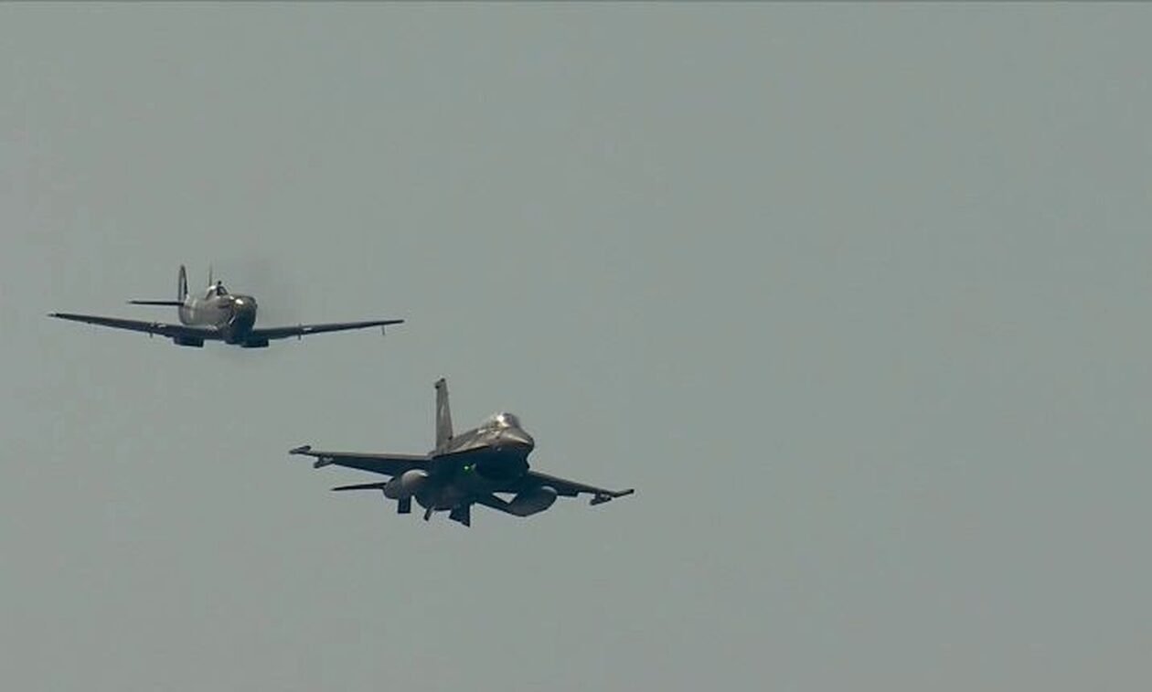 28η Οκτωβρίου: Το θρυλικό Spitfire και ένα F-16 πέταξαν σε ζεύγος πάνω από τη Θεσσαλονίκη