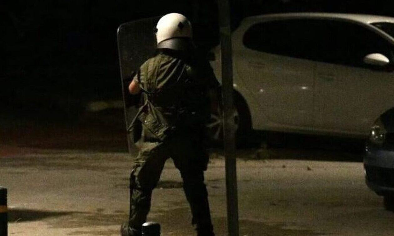 Θεσσαλονίκη: Βίντεο από την επίθεση με μολότοφ σε διμοιρία των ΜΑΤ έξω από το τουρκικό προξενείο