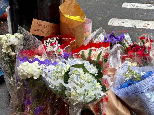 λουλούδια και συγκινητικά σημειώματα για το θάνατο του Μάθιου Πέρι, έξω από το τηλεοπτικό σπίτι των Friends στη Νέα Υόρκη