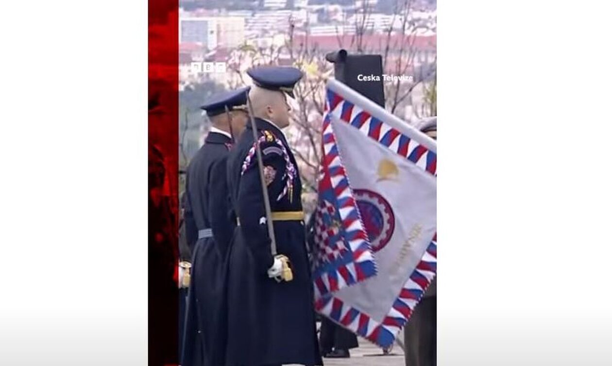 Ο πρόεδρος της Τσεχίας χτύπησε κατά λάθος με το κοντάρι σημαίας αξιωματικό στο κεφάλι