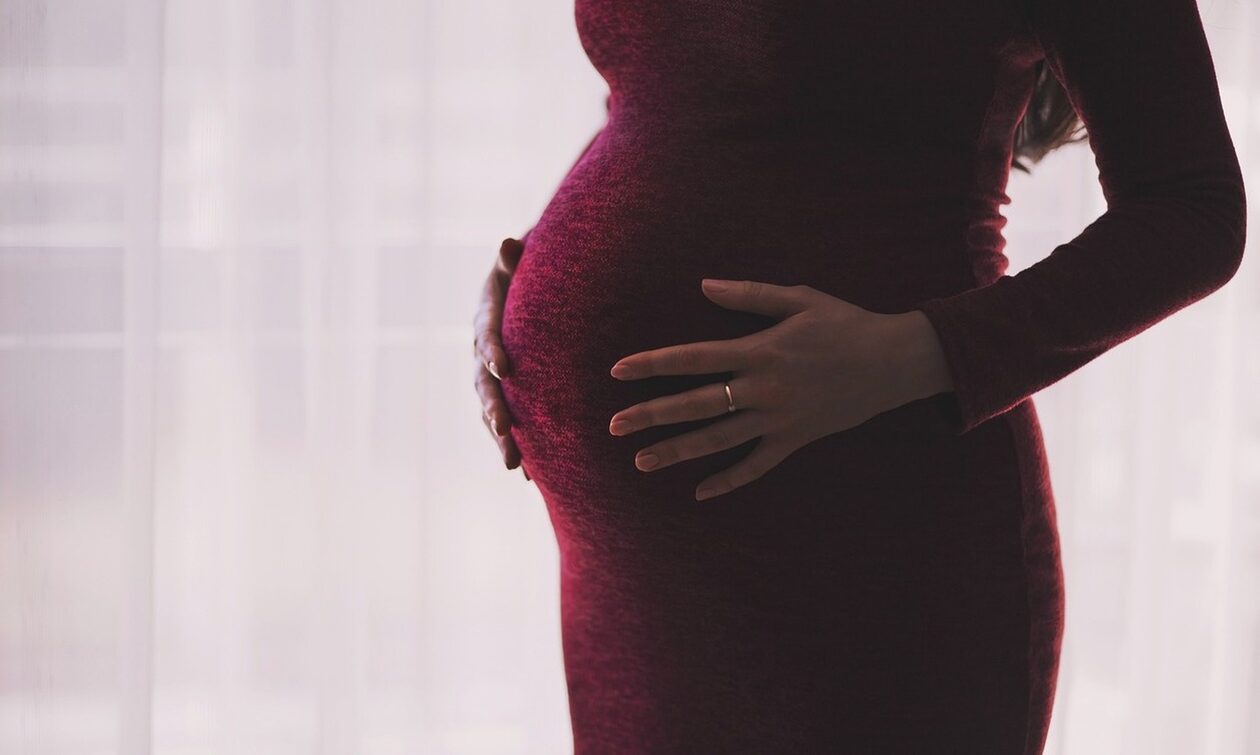 Έγκυος στον ένατο μήνα καταγγέλλει ξυλοδαρμό από τον γνωστό επιχειρηματία σύντροφό της