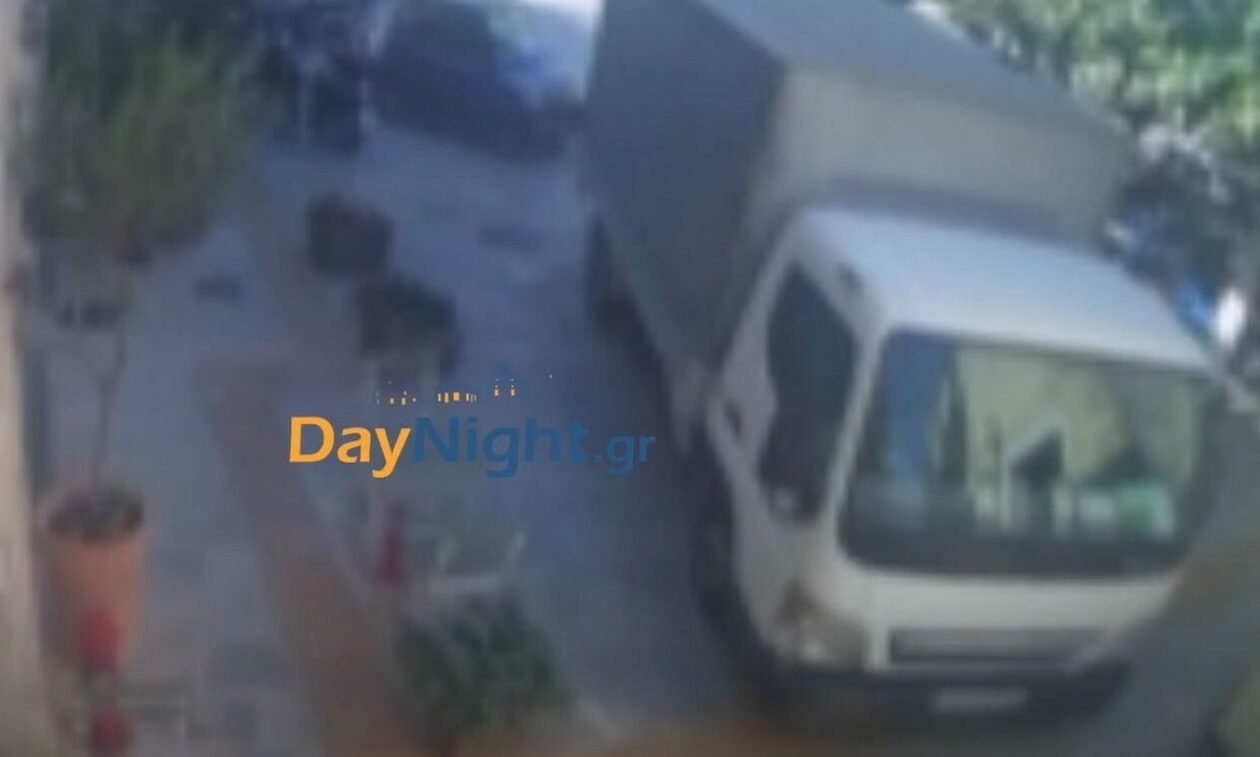Βίντεο-ντοκουμέντο: Η στιγμή που αυτοκίνητο στο Ρέθυμνο πέφτει πάνω σε πεζούς