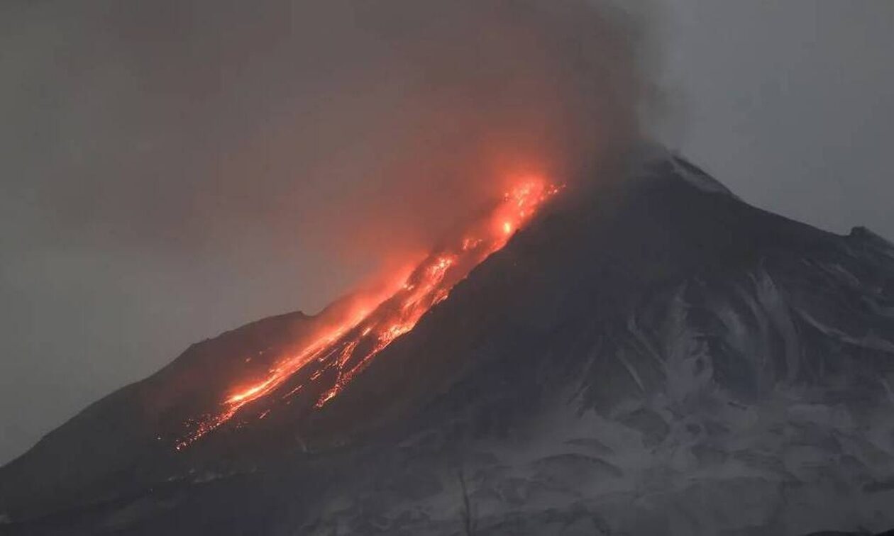 Έκρηξη στο ηφαίστειο Καμτσάτκα - Εκτοξεύει στάχτες έως και 10 χλμ πάνω από την επιφάνεια της θάλασσα