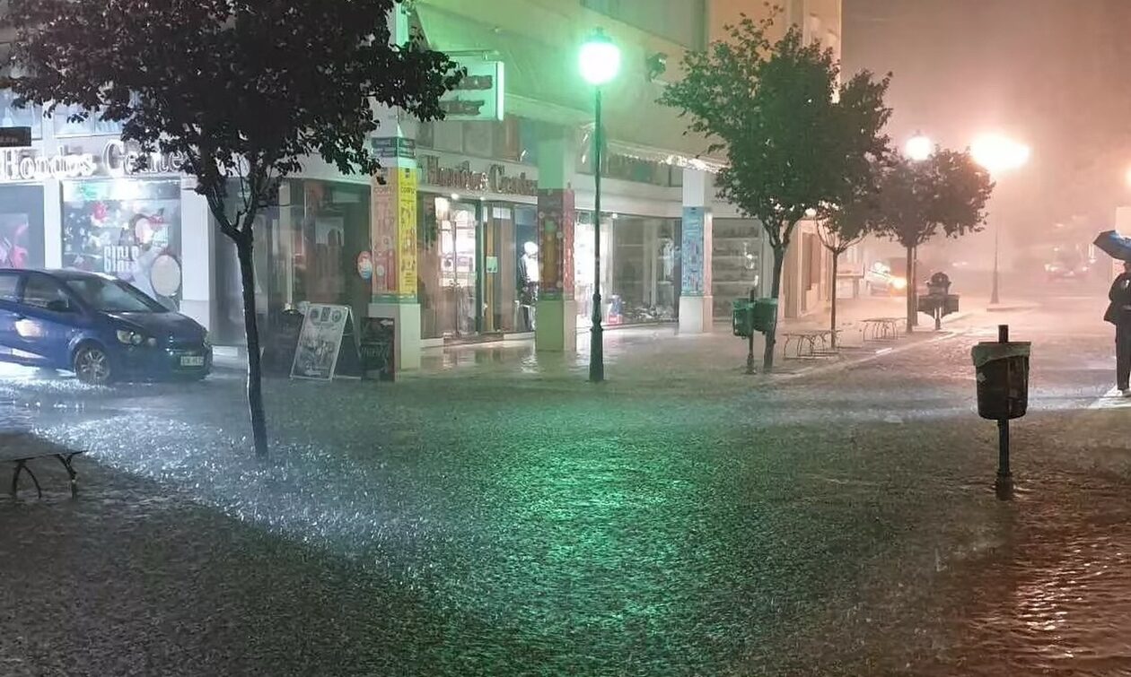 Κακοκαιρία στην Κέρκυρα: «Ποτάμια» οι δρόμοι – Πλημμύρισαν καταστήματα (video)