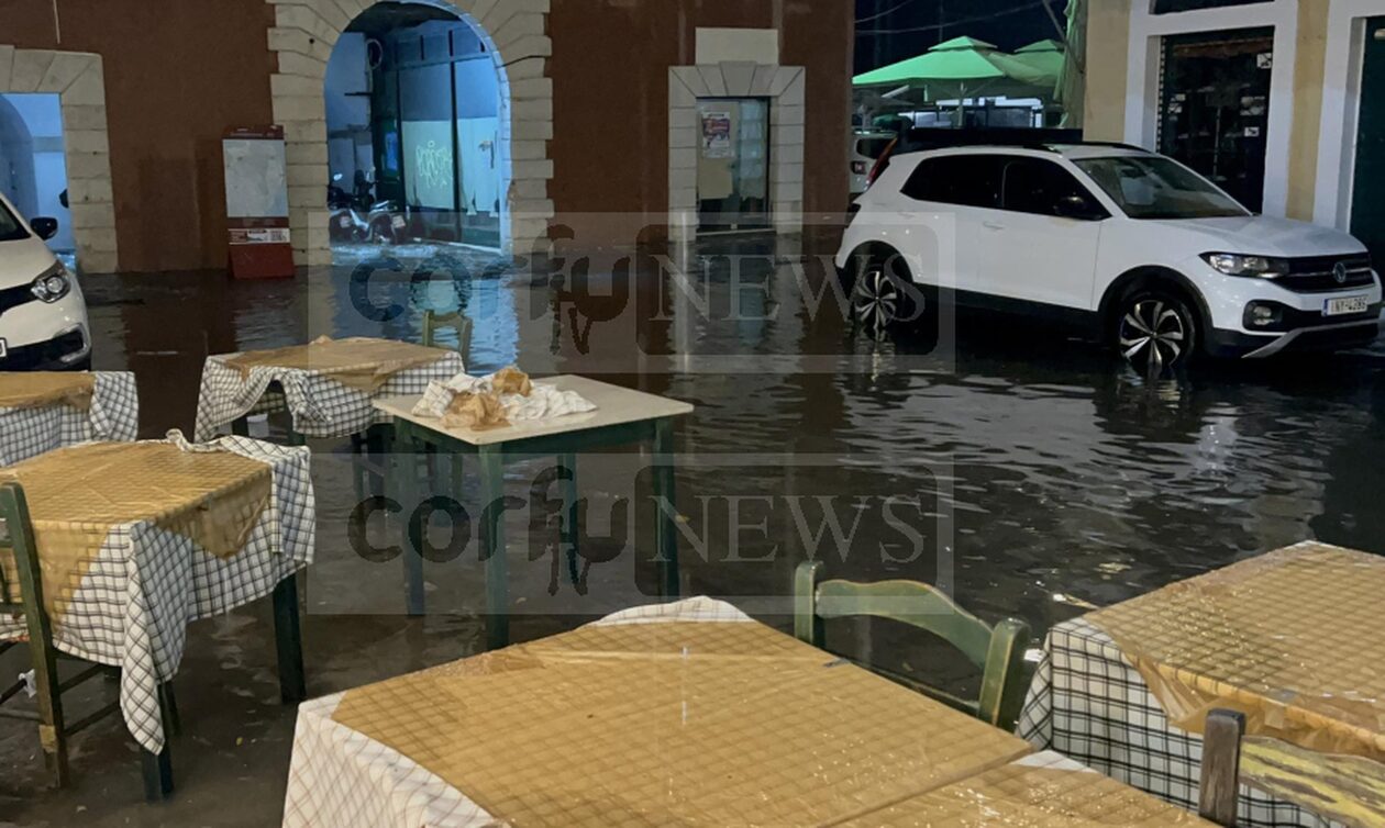 Κέρκυρα: Οι δρόμοι έγιναν «ποτάμια» από την ισχυρή βροχόπτωση - Έπεσαν σοβάδες από μπαλκόνι