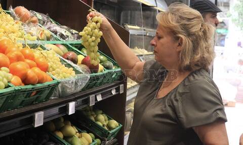 Ακρίβεια: Οργή καταναλωτών για τις τιμές - «Αγόρασα πιο φθηνά τη φέτα στο Λονδίνο - Τρελές αυξήσεις»
