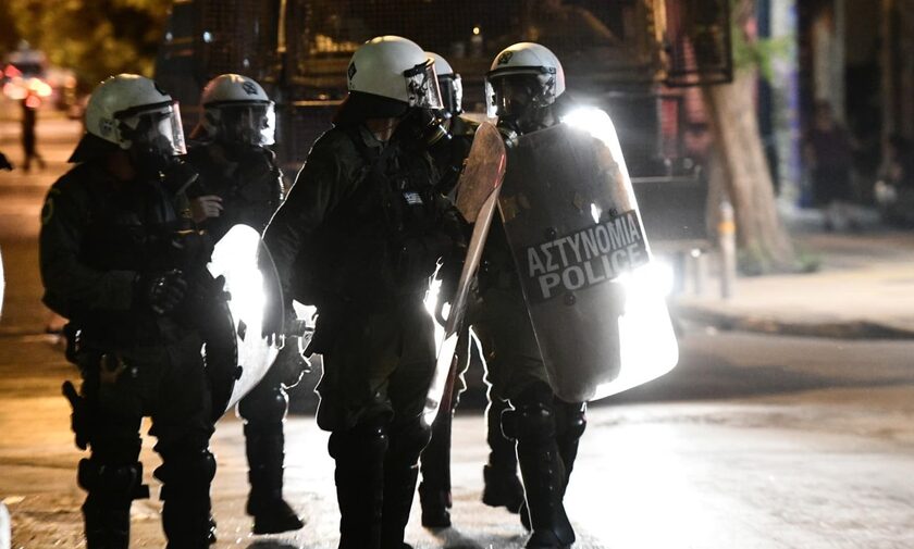 Εξάρχεια: 80 άτομα στο μνημείο Γρηγορόπουλου μετά την επίθεση σε αστυνομικούς στη πλατεία Βικτωρίας