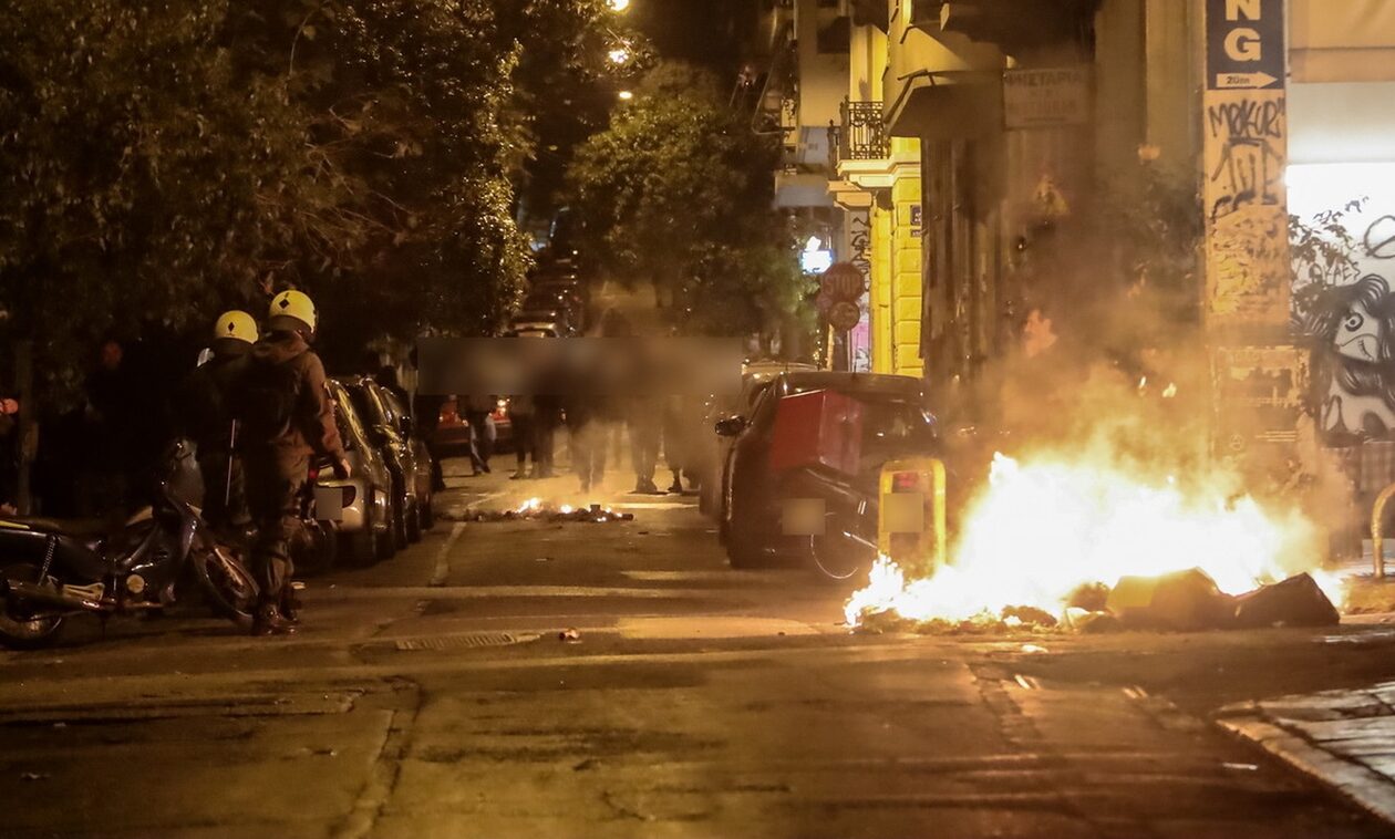 Άγρια νύχτα στην Αθήνα: Σοβαρά επεισόδια σε βαγόνια του μετρό - Φωτιές, καταστροφές και συλλήψεις