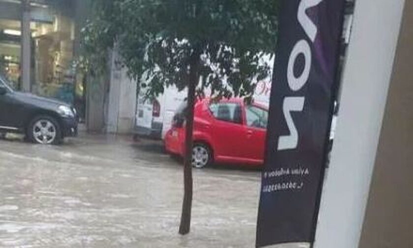 Πάτρα: Ποτάμια οι δρόμοι στο κέντρο της πόλης - Μπήκαν νερά στα καταστήματα