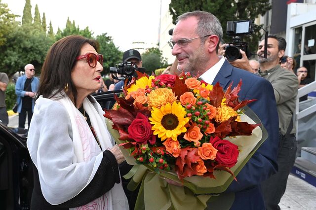 Ο Κωνσταντίνος Ζούλας με μια αγκαλιά λουλούδια για τη Νάνα Μούσχουρη