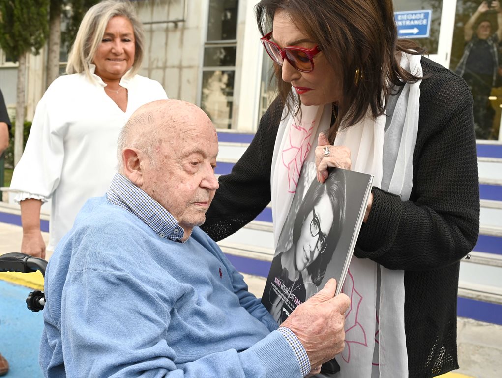 Η Νάνα Μούσχουρη παραδίδει το CD στον Μίμη Πλέσσα, ο οποίος ήρθε στο Ραδιομέγαρο για να τη συναντήσει.