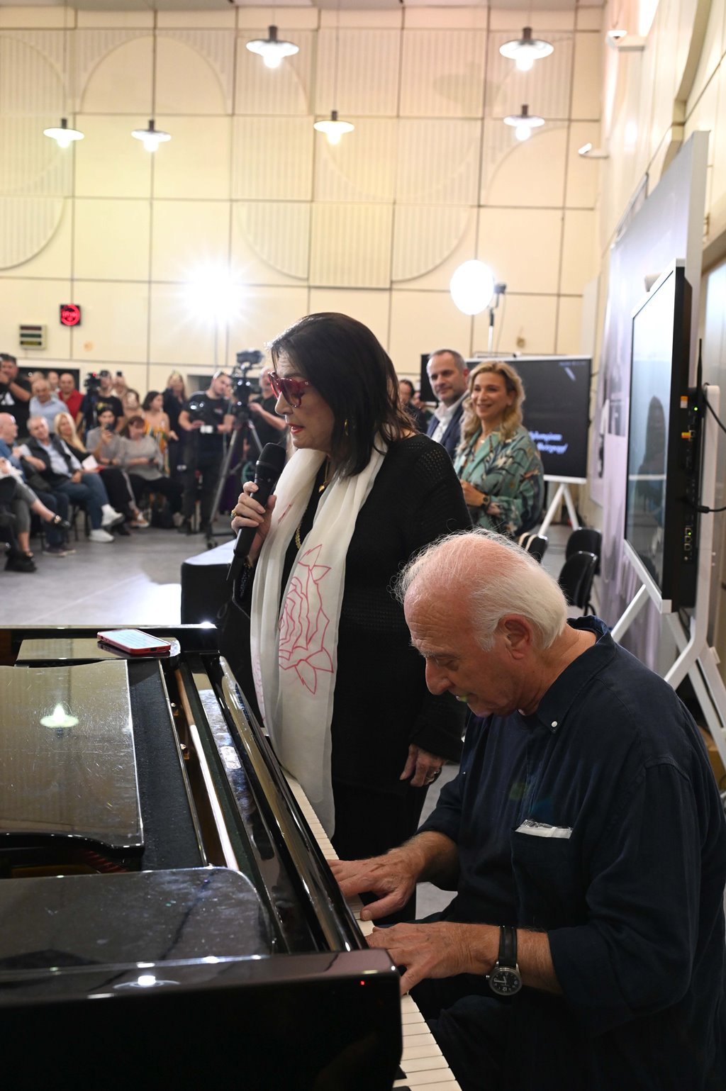 Ο Γιώργος Χατζηνάσιος κάθισε στο πιάνο και η Νάνα Μούσχουρη ερμήνευσε τον «Ταξιδιώτη του ονείρου»
