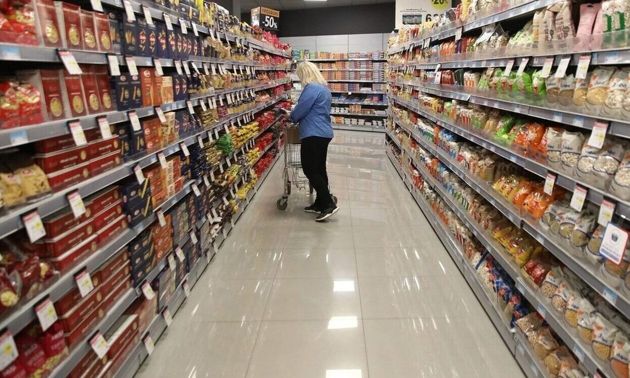 Το 90% των καταναλωτών έχει μειώσει τα βασικά αγαθά διατροφής