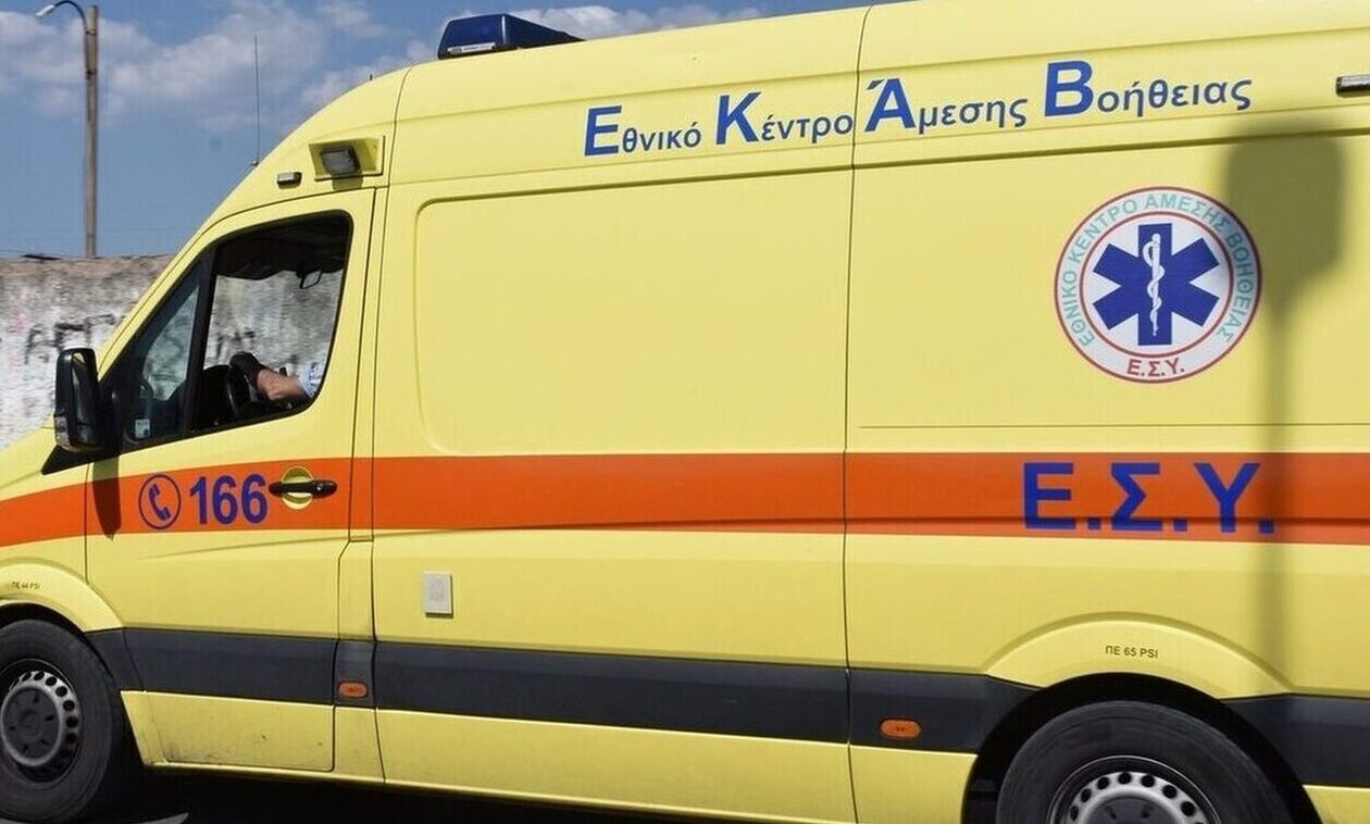 Σοβαρό τροχαίο στην Κρήτη: Όχημα «καρφώθηκε» σε στύλο - Απεγκλωβίστηκε ο 24χρονος οδηγός